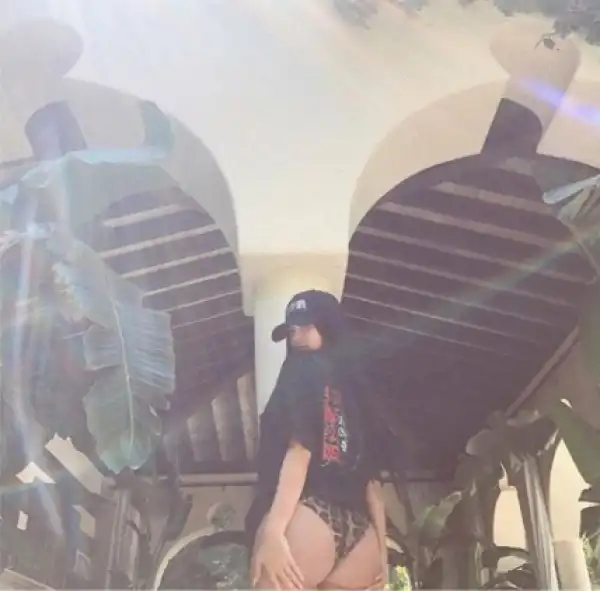 Kylie Jenner shows off her Derriere in new Photo